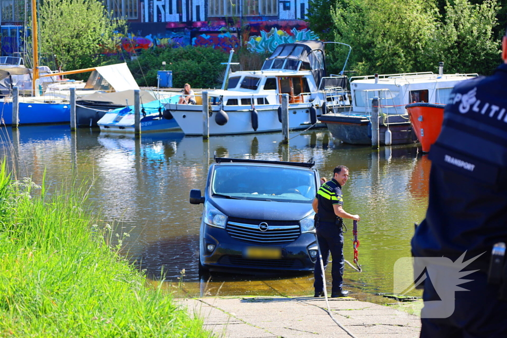 Bestelbus rolt van boothelling, politie grijpt in