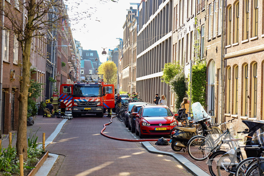 Grote brand in portiekwoning