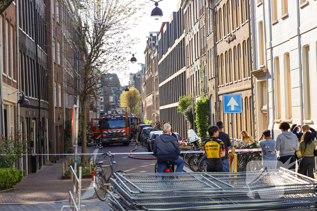Grote brand in portiekwoning