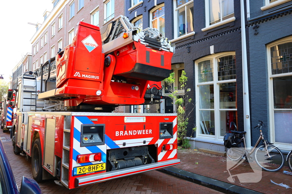 Grote brand in portiekwoning