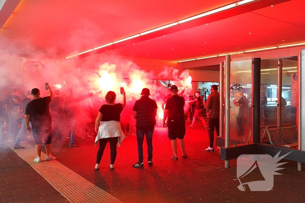 Ultra's Almere houden entrada bij busstation