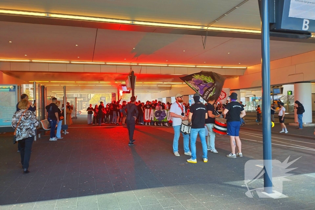 Ultra's Almere houden entrada bij busstation