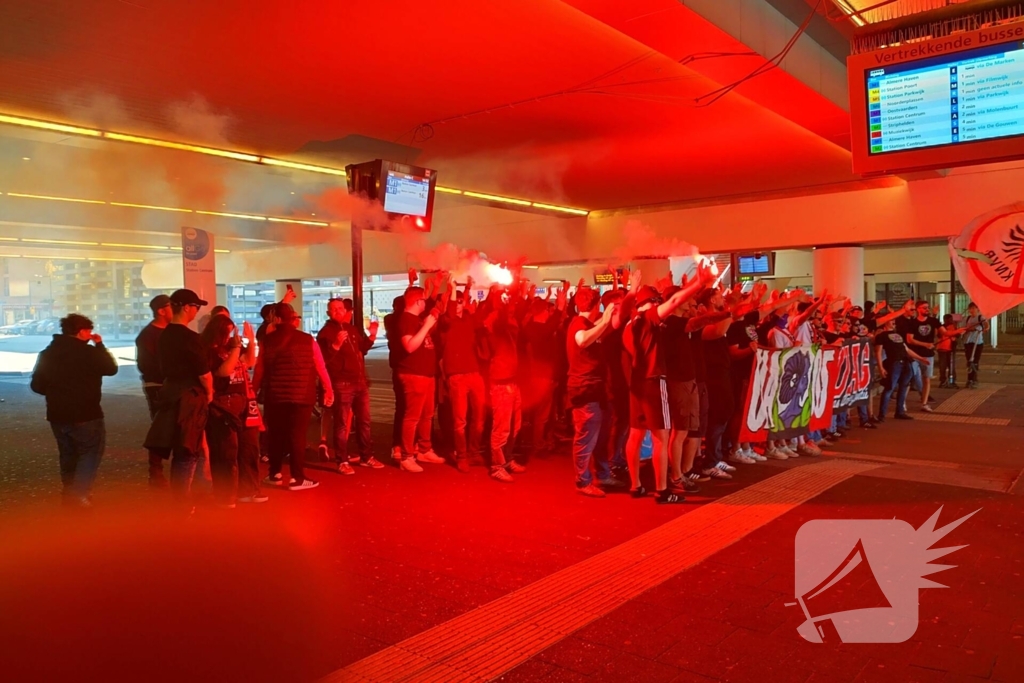 Ultra's Almere houden entrada bij busstation