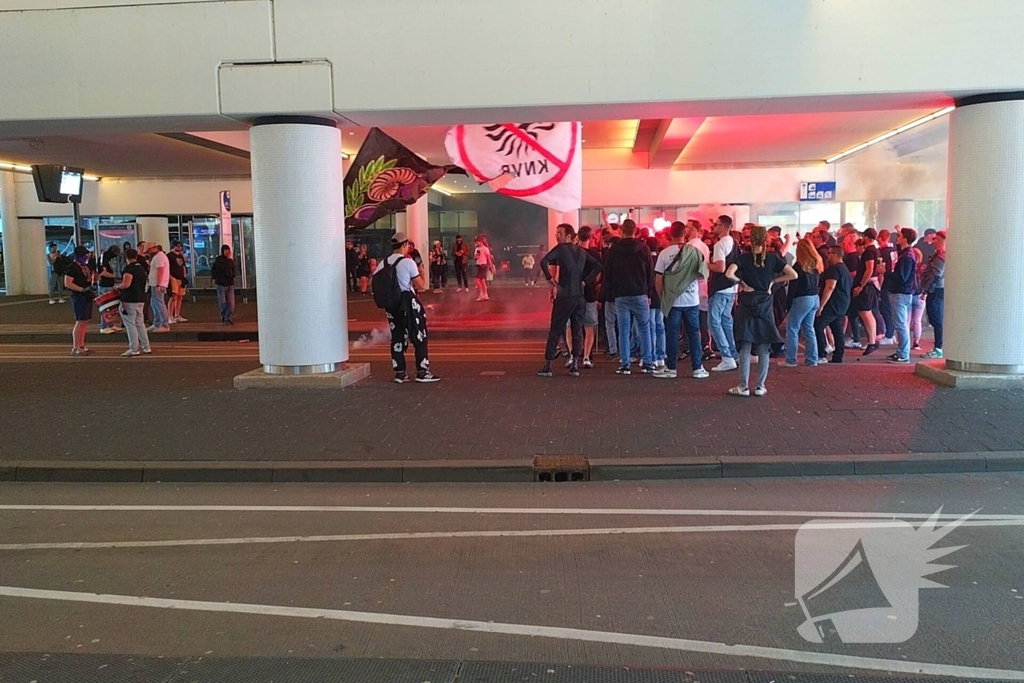 Ultra's Almere houden entrada bij busstation