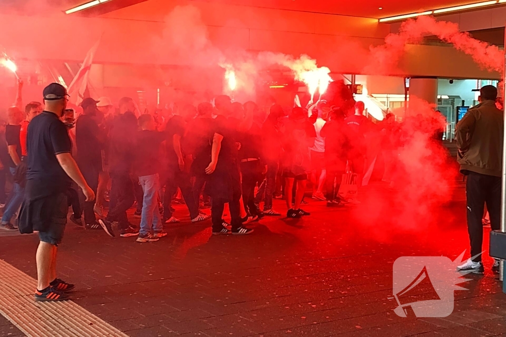 Ultra's Almere houden entrada bij busstation