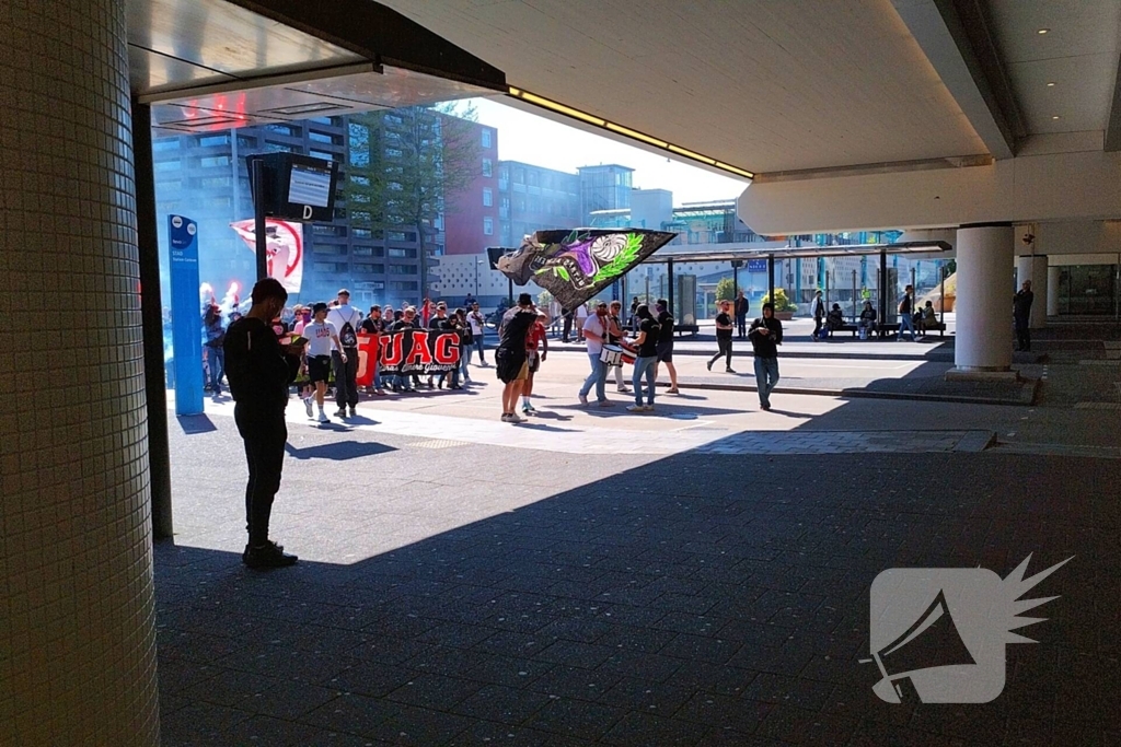 Ultra's Almere houden entrada bij busstation