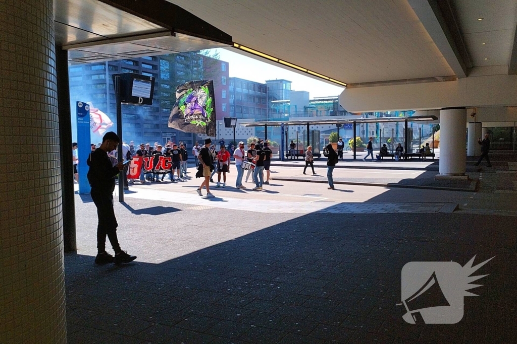 Ultra's Almere houden entrada bij busstation