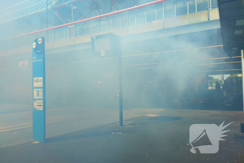 Ultra's Almere houden entrada bij busstation