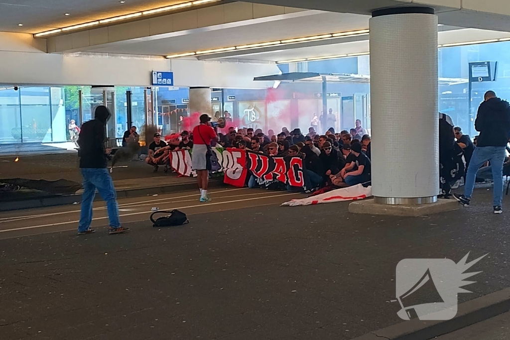 Ultra's Almere houden entrada bij busstation