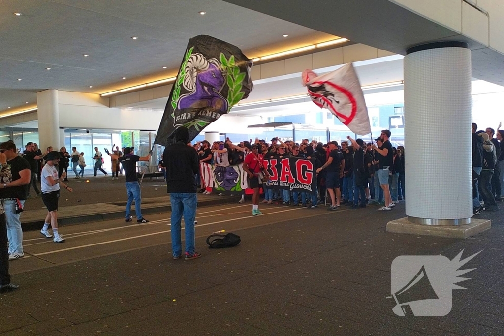 Ultra's Almere houden entrada bij busstation
