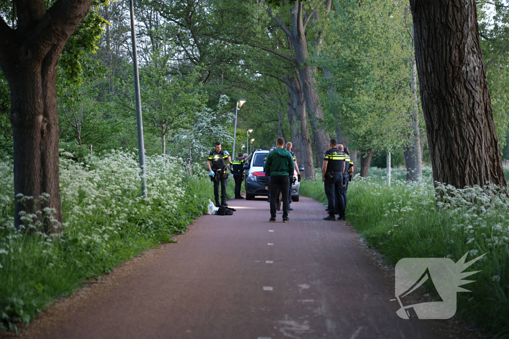 Politiehelikopter en meerdere agenten aanwezig na aantreffen mes