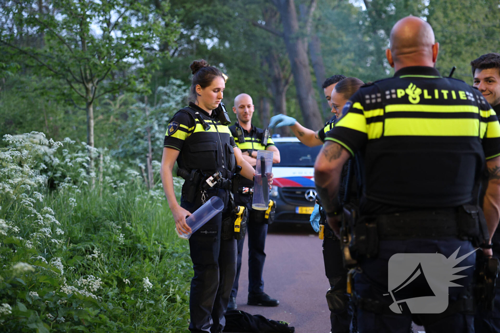 Politiehelikopter en meerdere agenten aanwezig na aantreffen mes