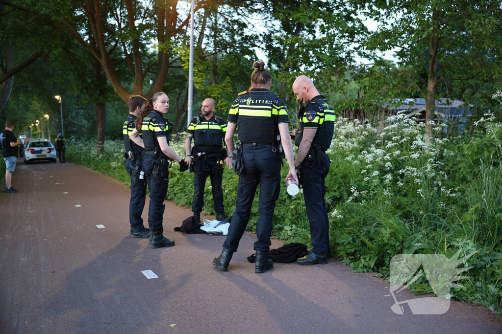 Politiehelikopter en meerdere agenten aanwezig na aantreffen mes