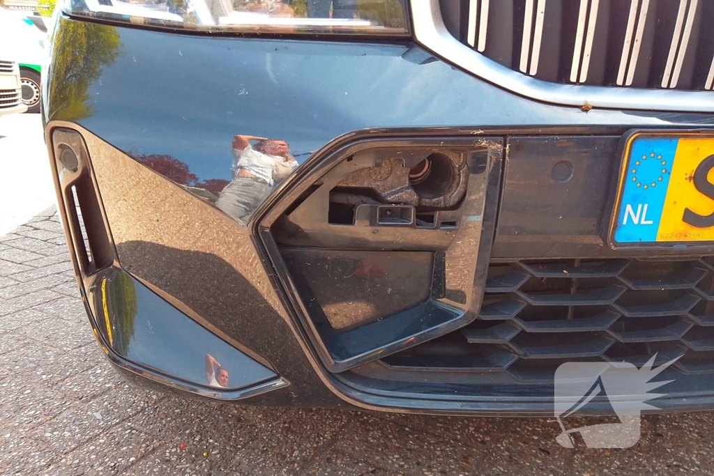 Auto en fietser botsen op parkeerplaats Albert Heijn