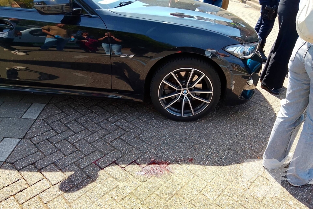 Auto en fietser botsen op parkeerplaats Albert Heijn