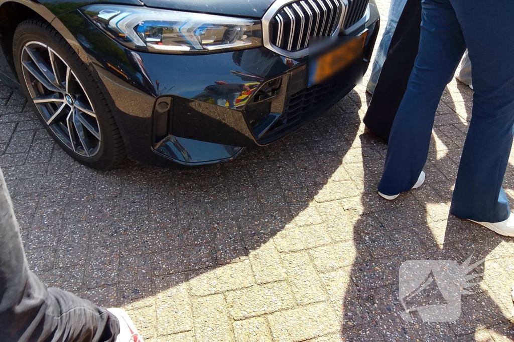 Auto en fietser botsen op parkeerplaats Albert Heijn