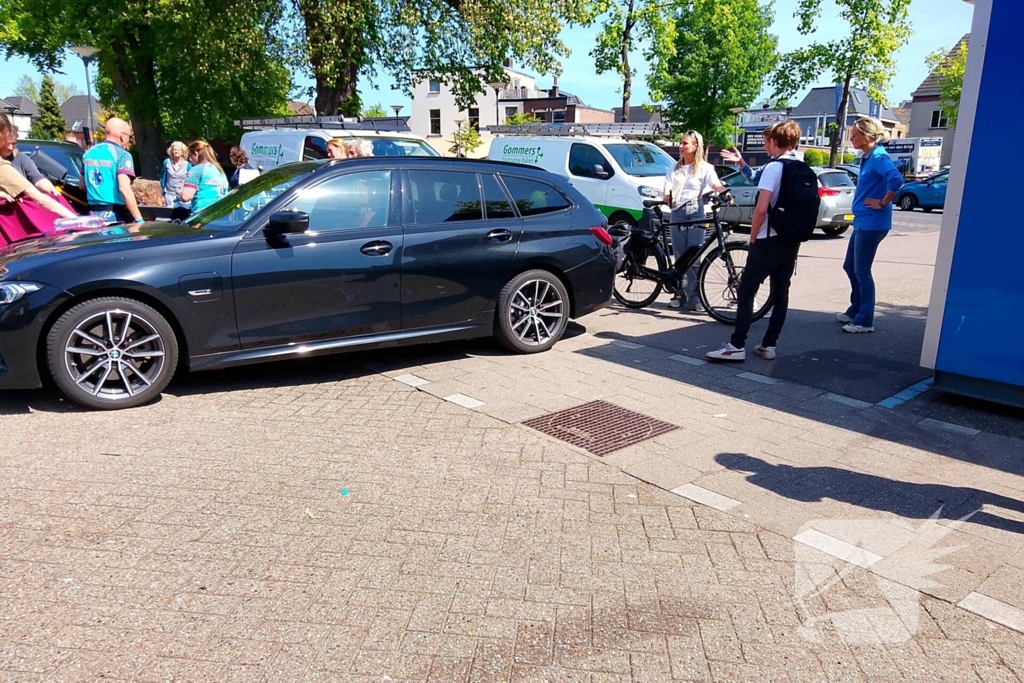 Auto en fietser botsen op parkeerplaats Albert Heijn