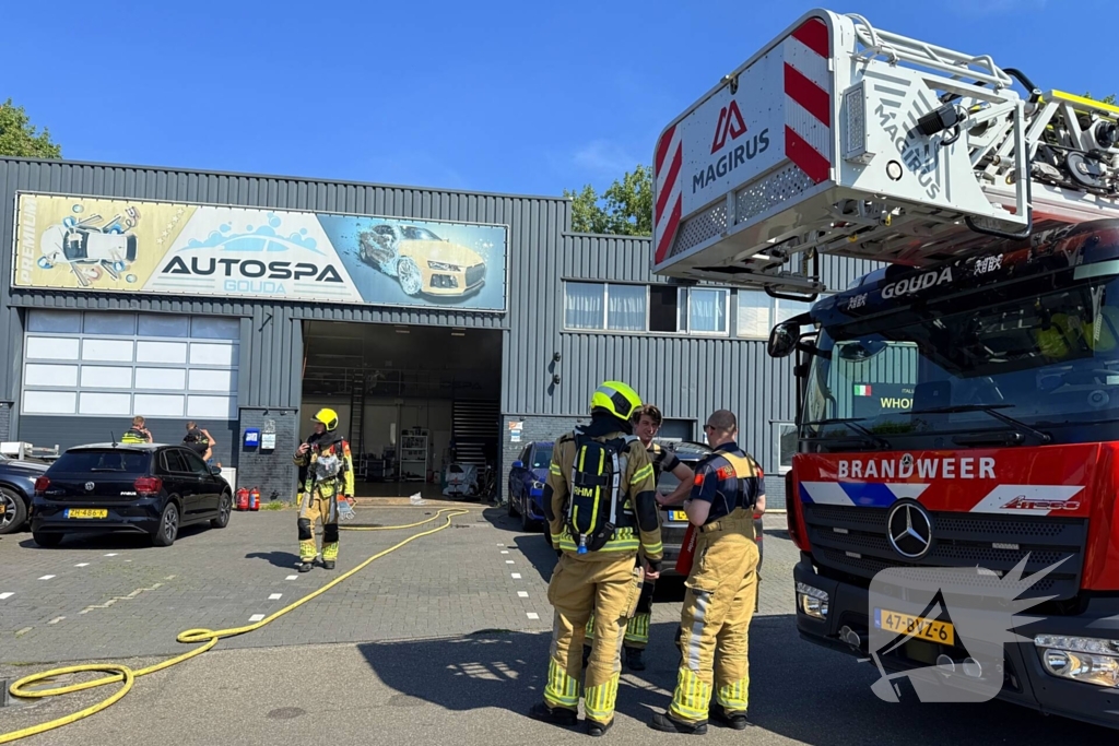 Auto in brand bij garagebedrijf