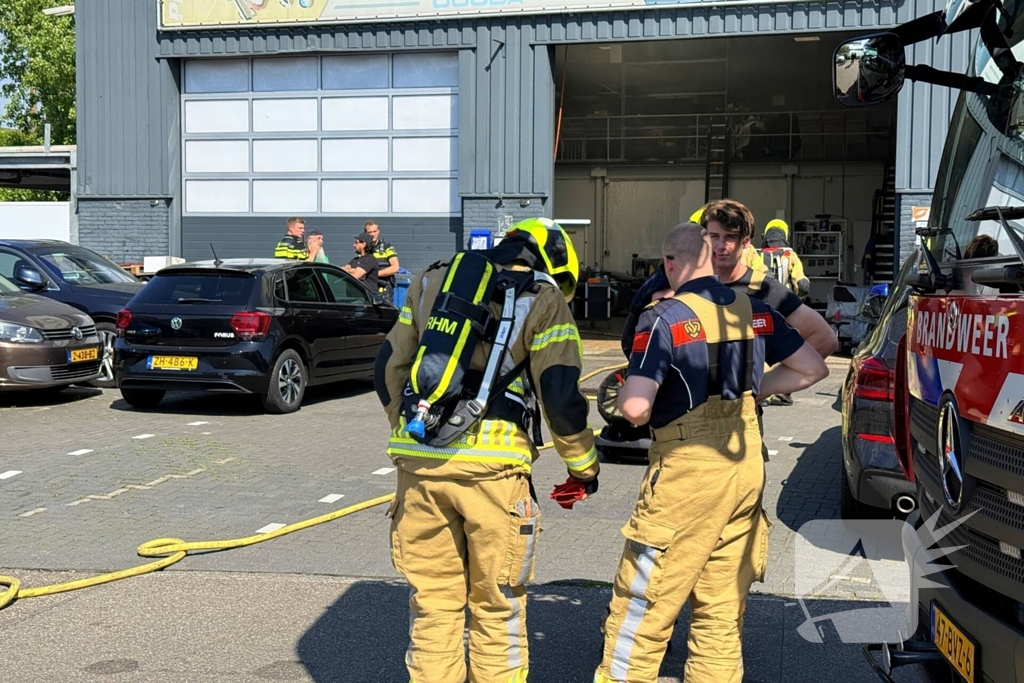 Auto in brand bij garagebedrijf