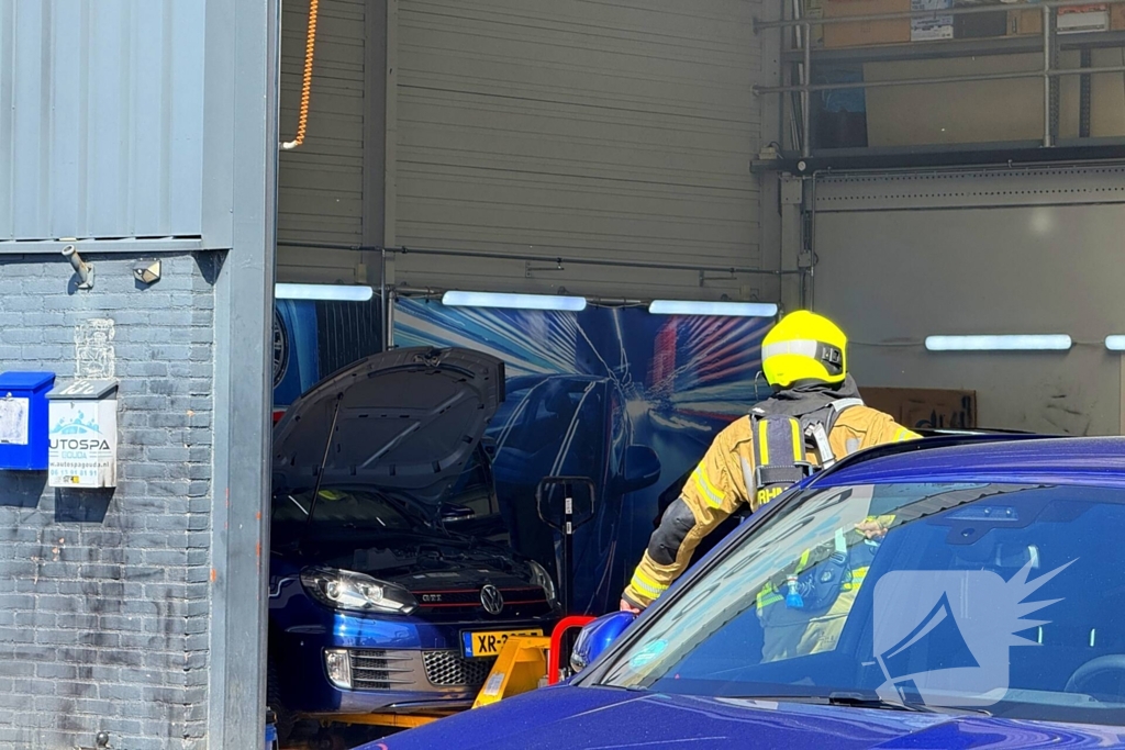 Auto in brand bij garagebedrijf
