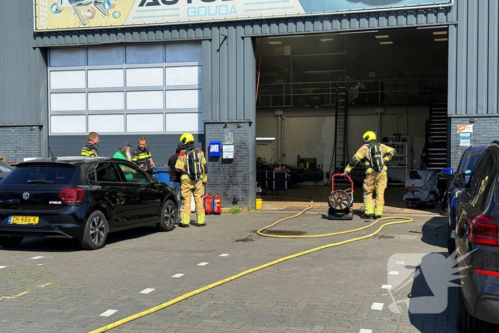 Auto in brand bij garagebedrijf