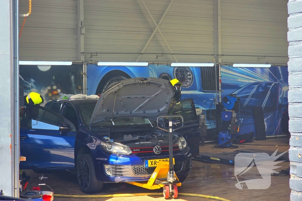 Auto in brand bij garagebedrijf