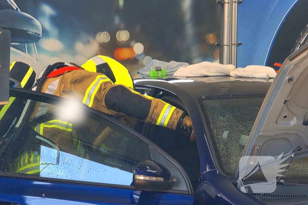 Auto in brand bij garagebedrijf