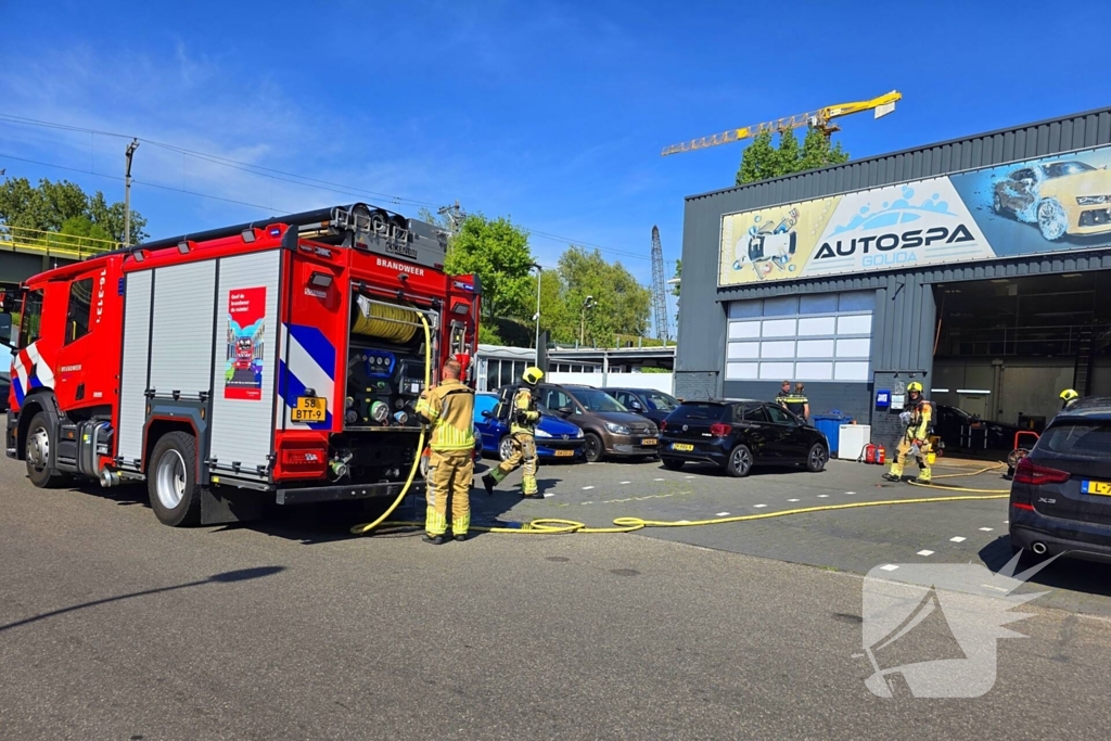 Auto in brand bij garagebedrijf