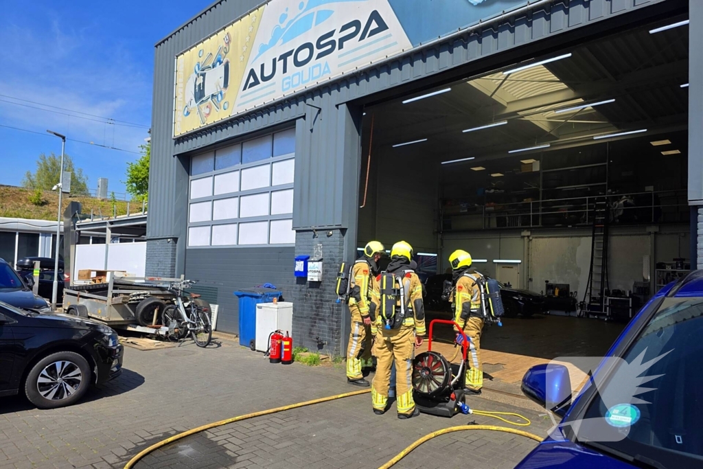 Auto in brand bij garagebedrijf