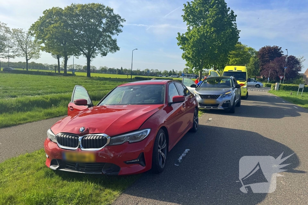 Forse schade bij aanrijding tussen twee auto's