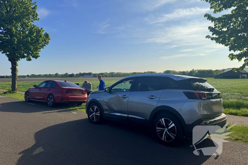 Forse schade bij aanrijding tussen twee auto's