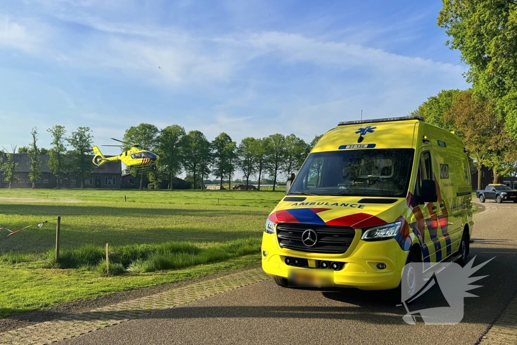 Bestuurder crossmotor botst tegen boom en overlijd