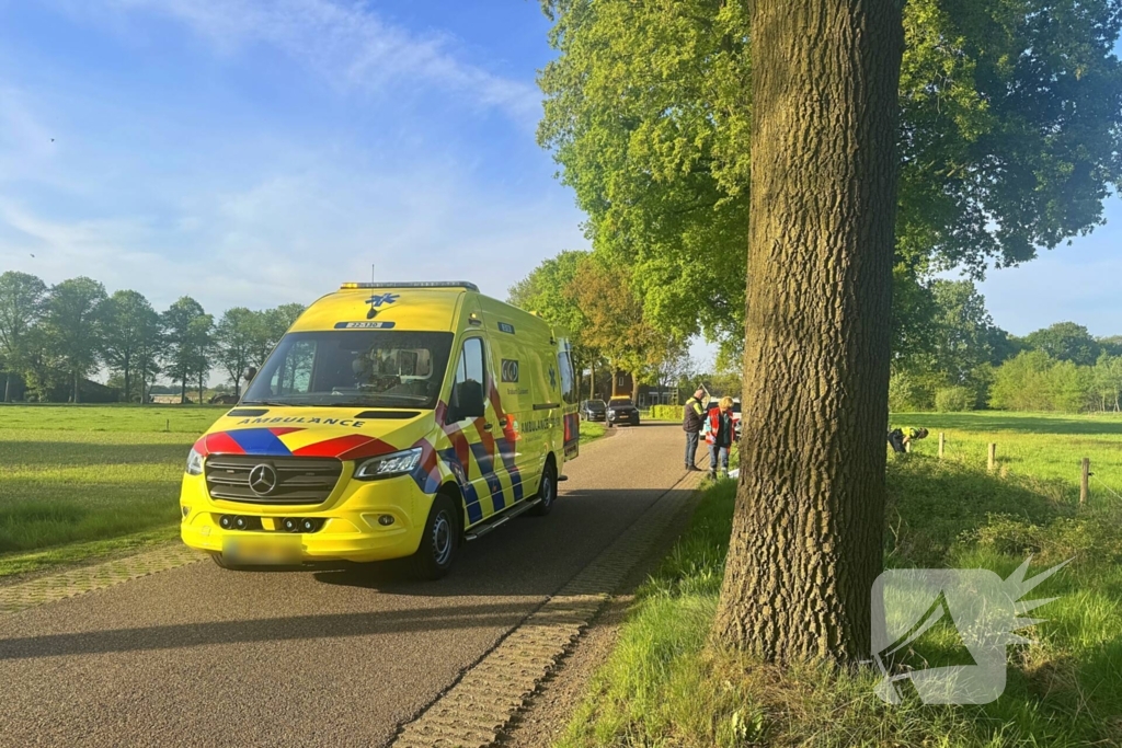 Bestuurder crossmotor botst tegen boom en overlijd