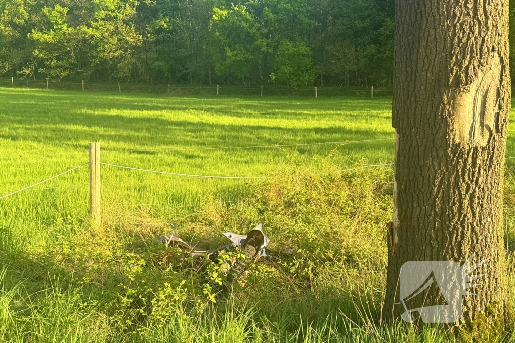 Bestuurder crossmotor botst tegen boom en overlijd