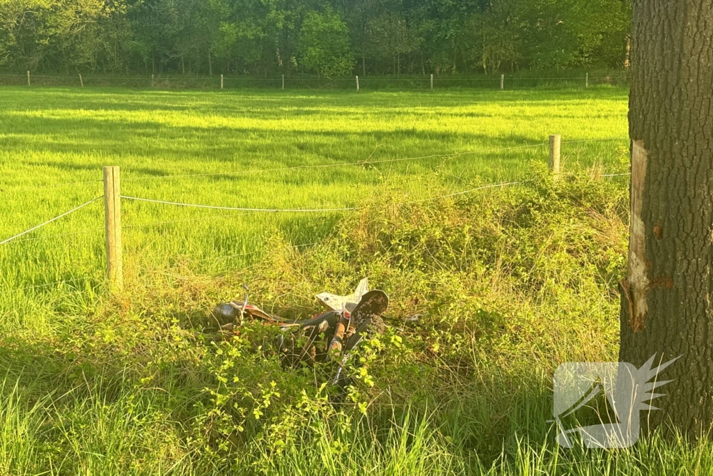 Bestuurder crossmotor botst tegen boom en overlijd