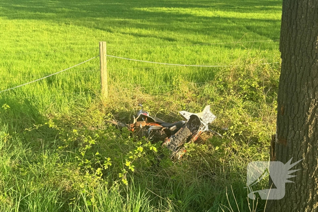 Bestuurder crossmotor botst tegen boom en overlijd