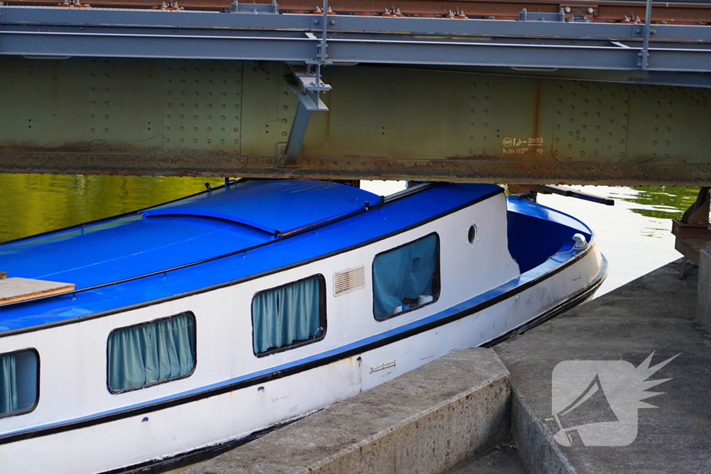 Boot ramt spoorbrug, trein verkeer gestremd