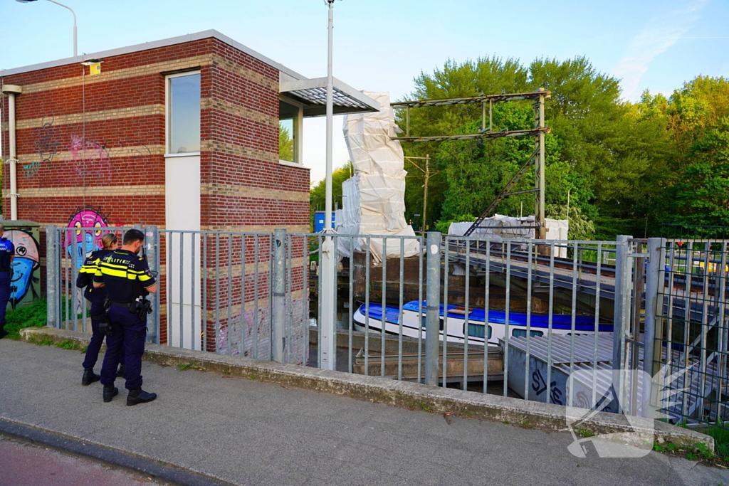 Boot ramt spoorbrug, trein verkeer gestremd