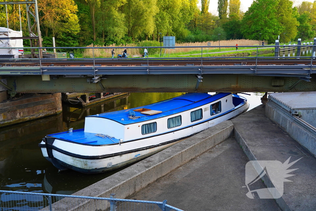 Boot ramt spoorbrug, trein verkeer gestremd