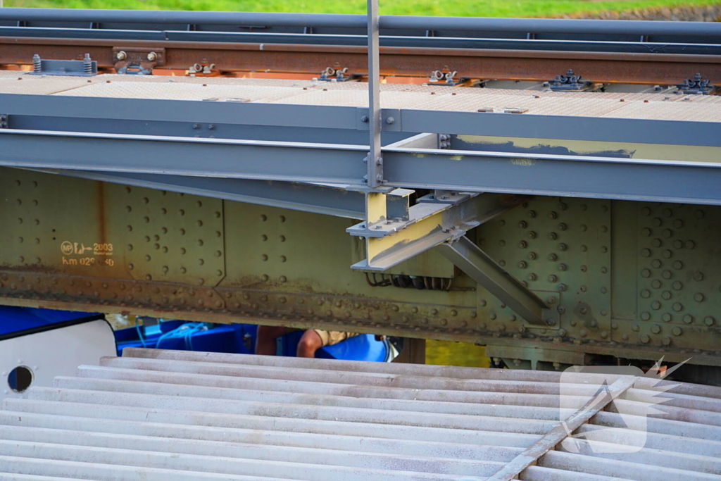 Boot ramt spoorbrug, trein verkeer gestremd