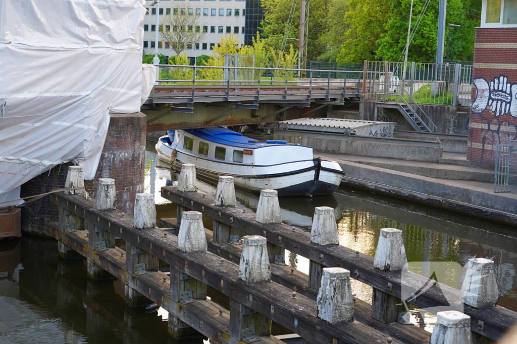 Boot ramt spoorbrug, trein verkeer gestremd