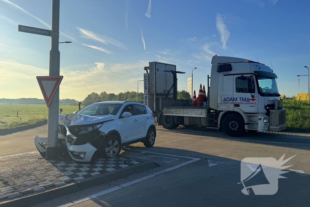 Bestuurster onder invloed botst tegen paal