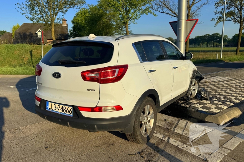 Bestuurster onder invloed botst tegen paal