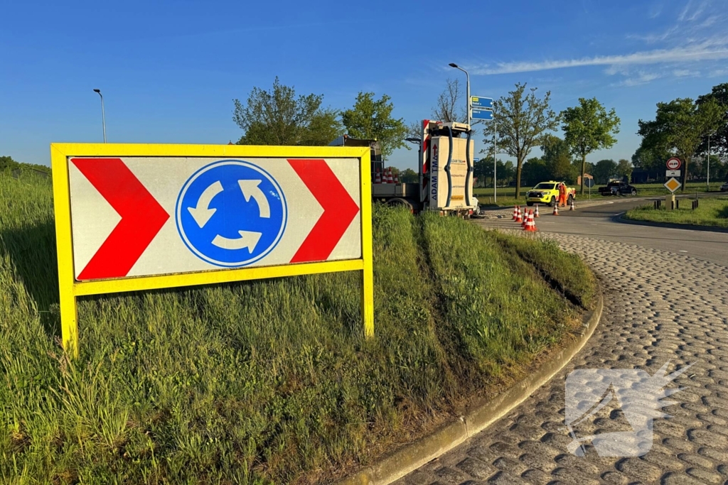 Bestuurster onder invloed botst tegen paal