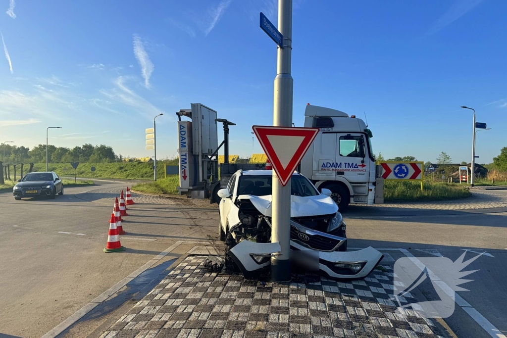 Bestuurster onder invloed botst tegen paal