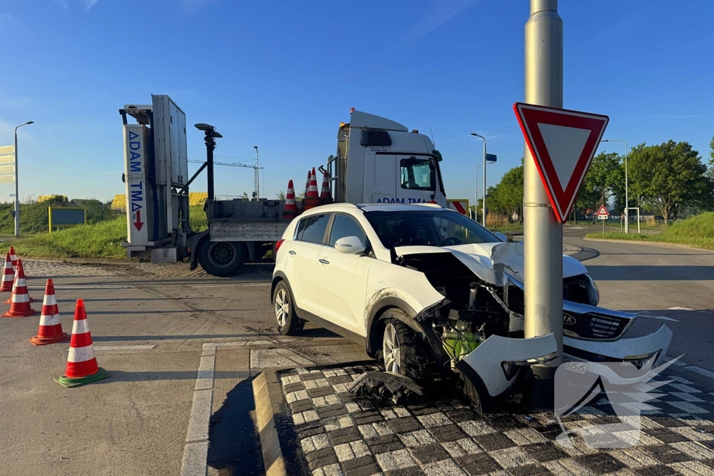 Bestuurster onder invloed botst tegen paal