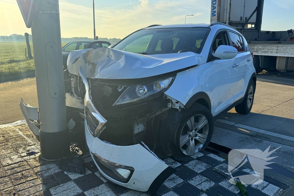 Bestuurster onder invloed botst tegen paal