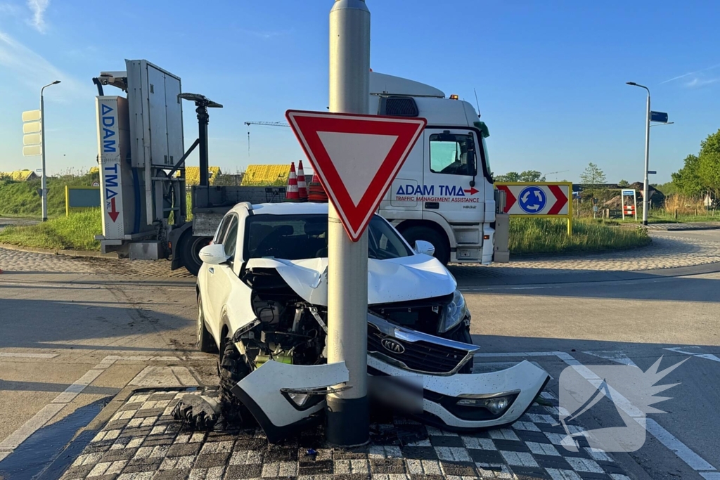 Bestuurster onder invloed botst tegen paal