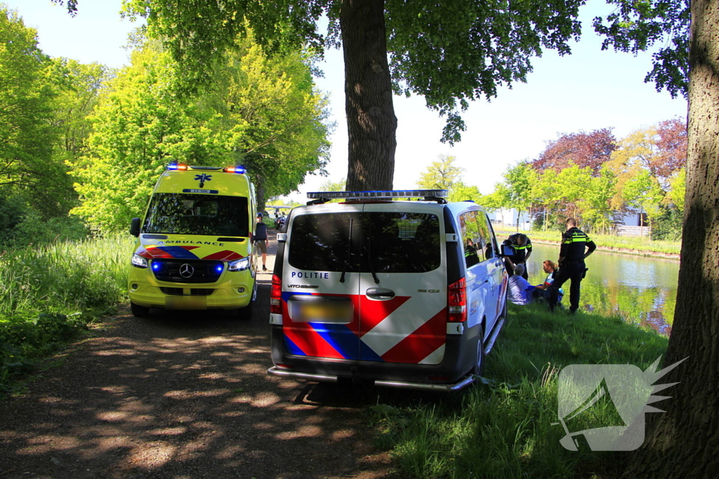 Hond en eigenaar vallen in water
