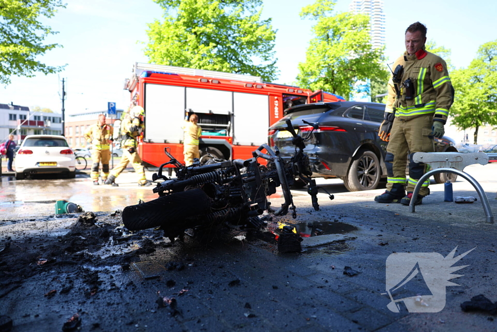 Dure fiets aangetast door brandende scooter
